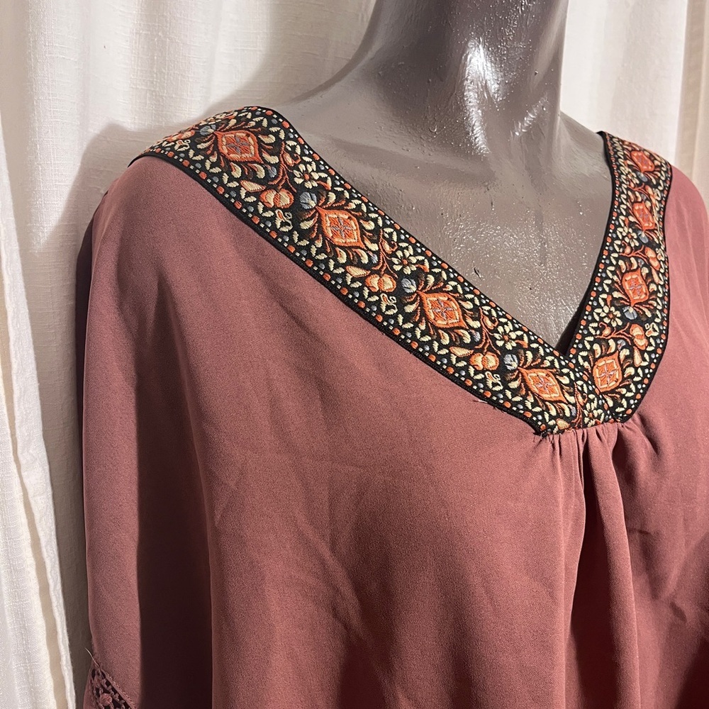 Emery Rose Embroidered V Neck Blouse Dusty Rose Mauve - Picture 5 of 10
